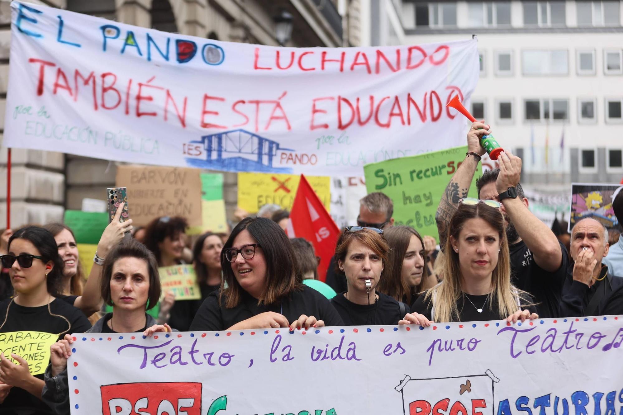 EN IMÁGENES: La gran movilización de profesores de este domingo en Oviedo