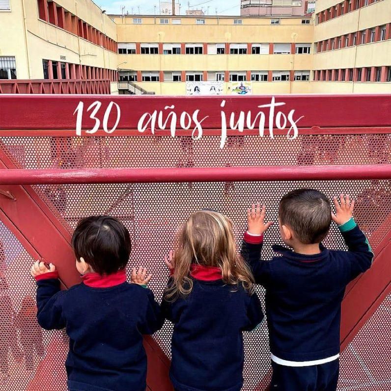 Los alumnos más pequeños de las Carmelitas de Elda también han seguido la celebración a distancia.