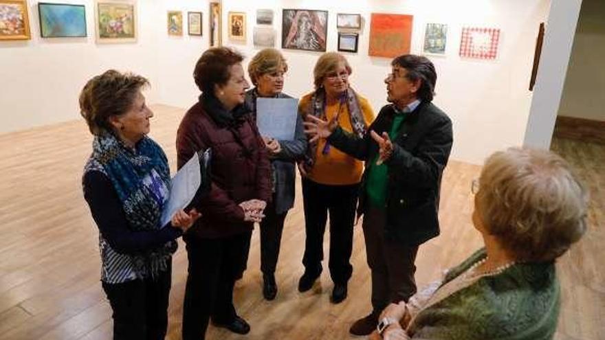 Julieta Cabo, Elvira González, Ana Vázquez Prada y Menchu Hevia conversando con Roberto Sánchez Ramos en la apertura.