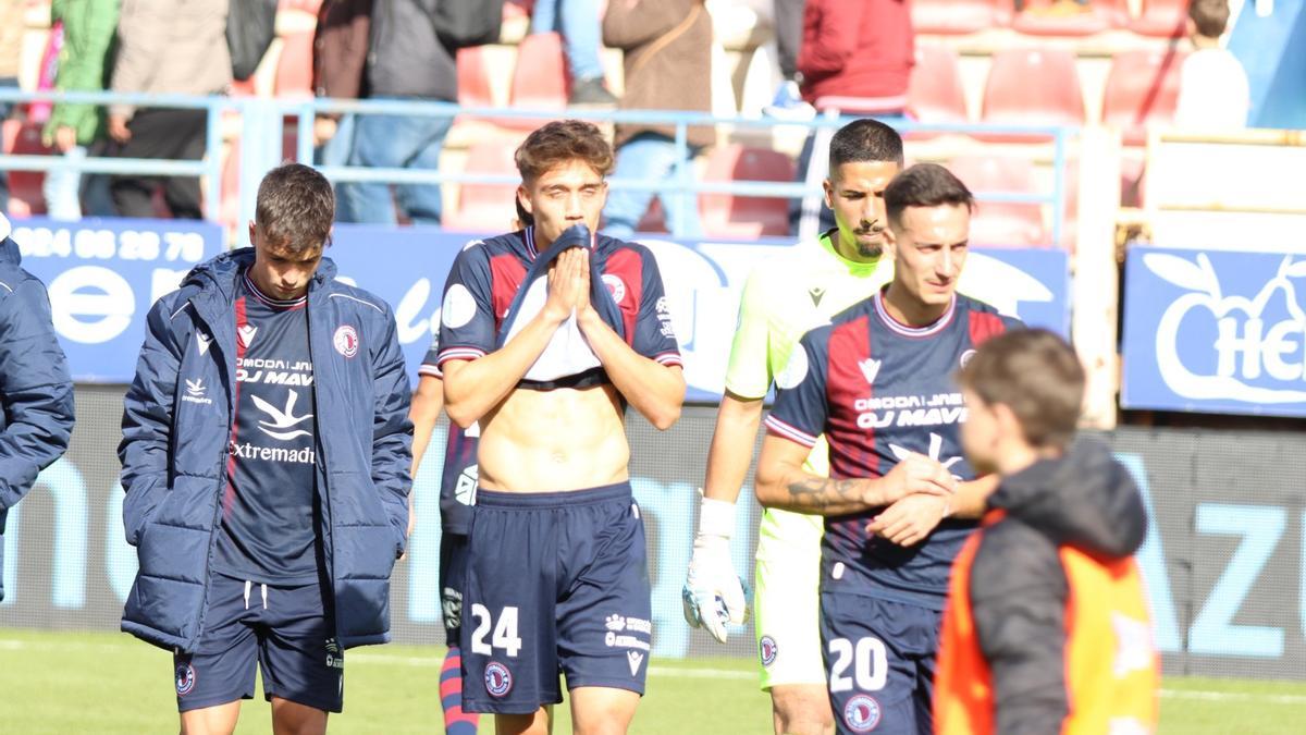 Jugadores del Extremadura lamentan el resultado tras el partido.