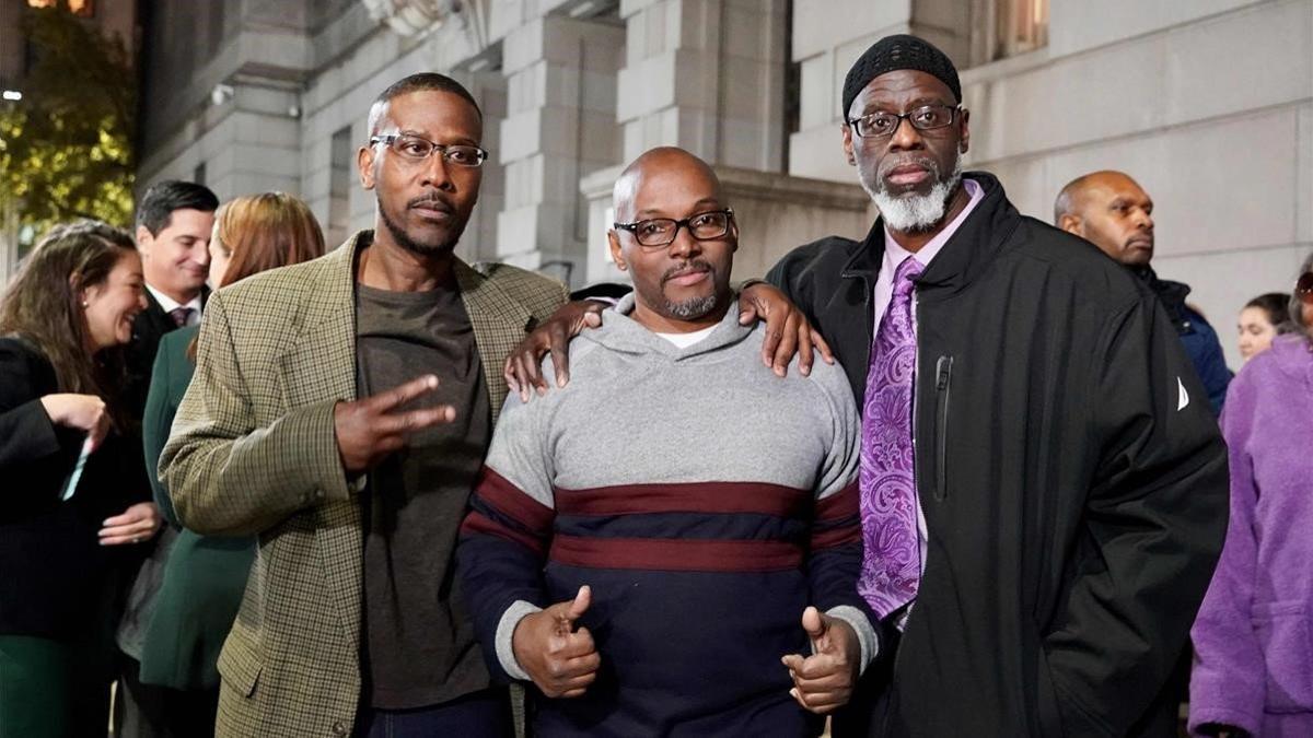 Alfred Chestnut, Andrew Stewart y Ransom Watkins posan tras su liberación, el lunes en Baltimore.