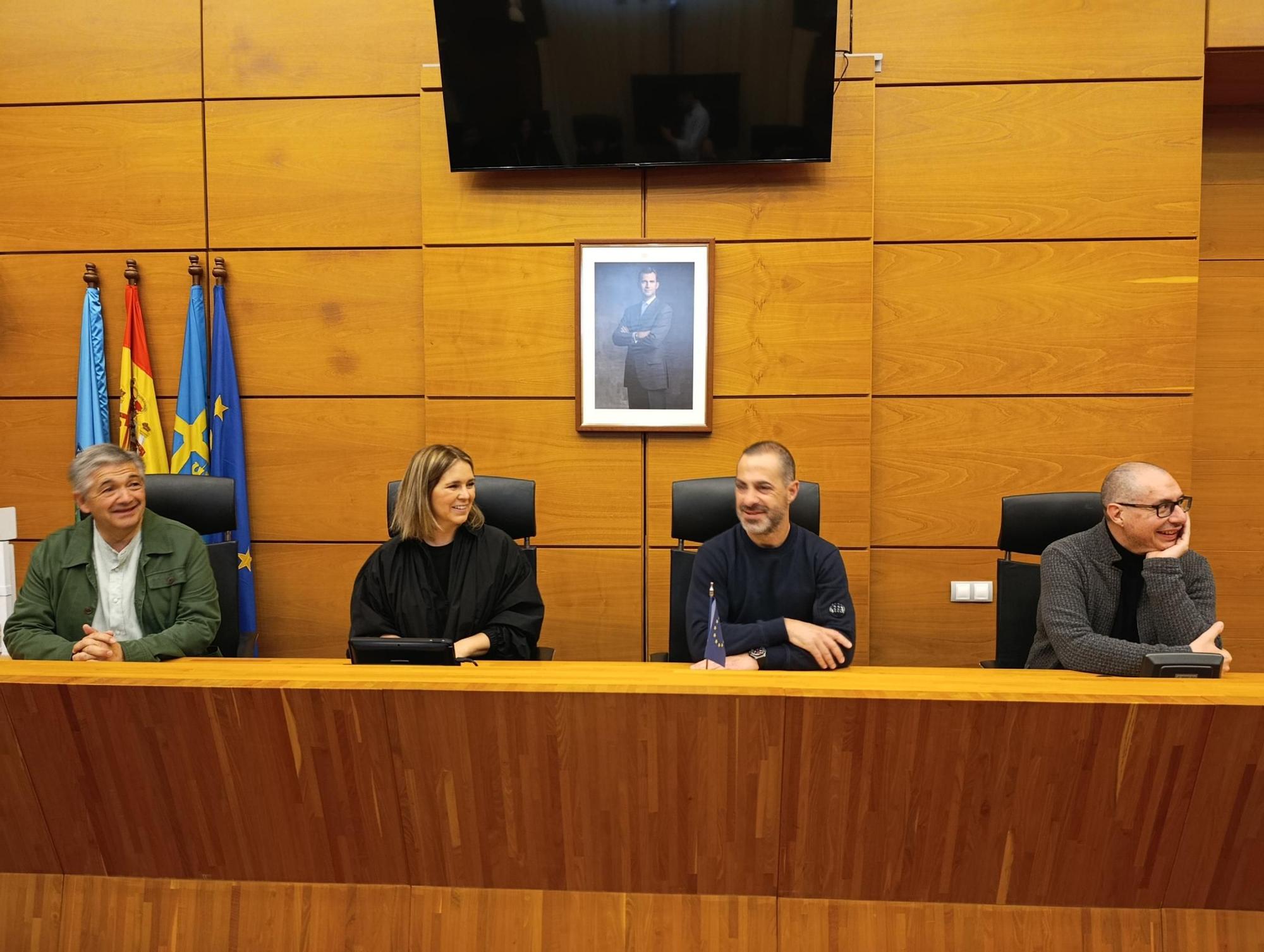 La visita de la Banda de Música del Conservatorio de Sabadell al Ayuntamiento de Siero, en imágenes