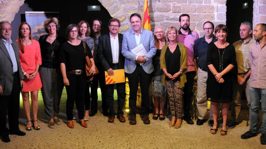 Fotografia de grup de l&#039;acte de signatura de l&#039;Acord d&#039;Investidura i Governabilitat entre CiU i ERC, l&#039;11 de juny