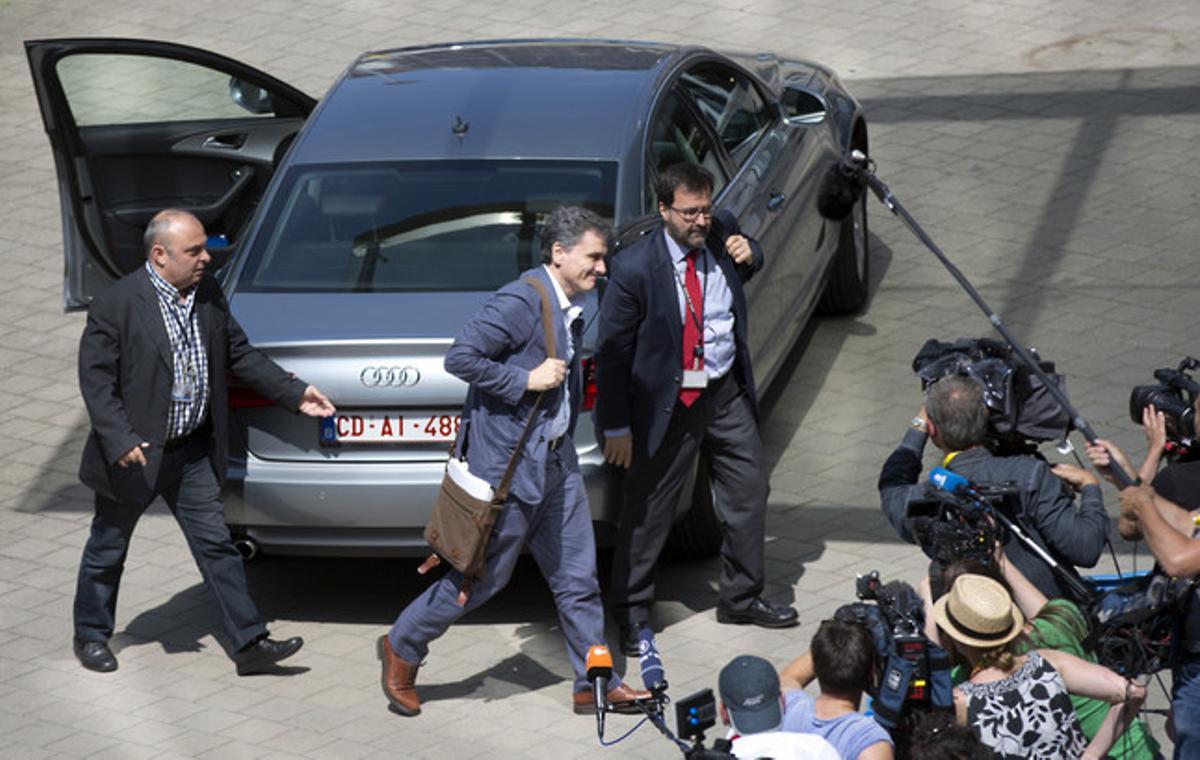 El ministro de Finanzas, Euclides Tsakalotos, segundo por la izquierda, llega a la reunión con sus homólogos de la eurozona, este sábado.