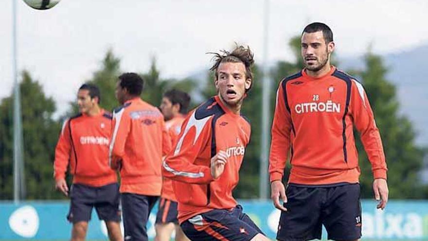 Michu y Túñez, posibles titulares ante el Girona, observan el balón durante un entrenamiento en A Madroa. // Noelia Souto
