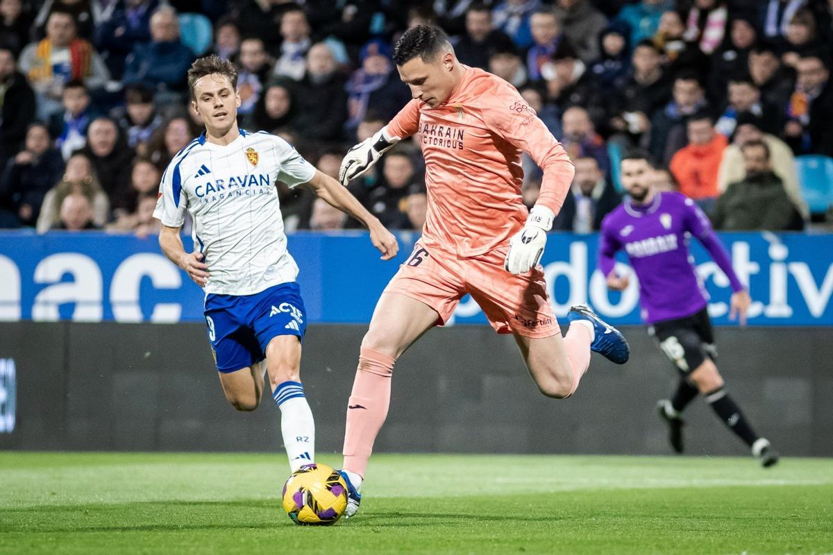 Ramón Vila maneja el balón con los pies bajo la presión del zaragocista Dani Gómez.