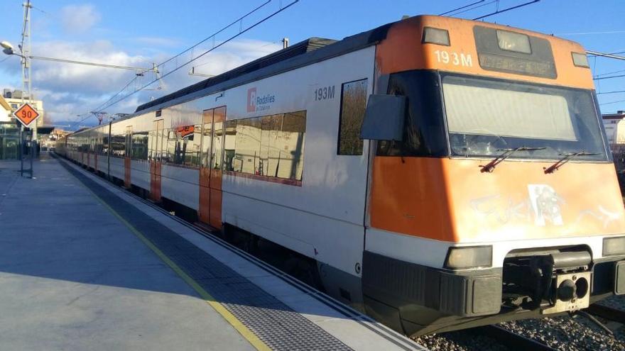 Un tren de la línia R11 a l&#039;estació de Figueres