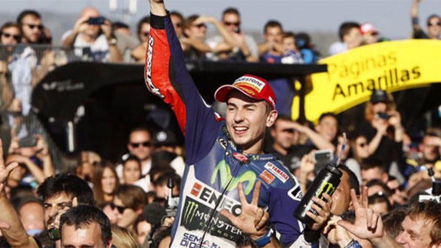 Lorenzo celebra el campeonato en Cheste.