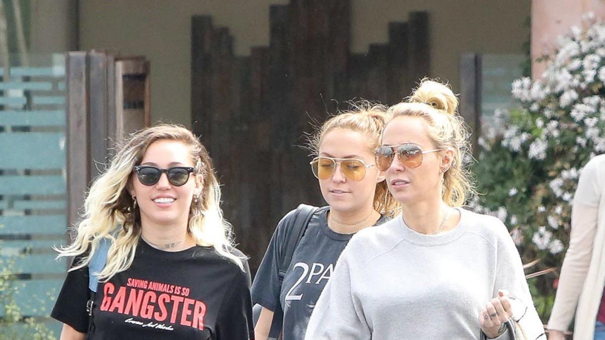 Miley Cyrus junto a su madre y su hermana