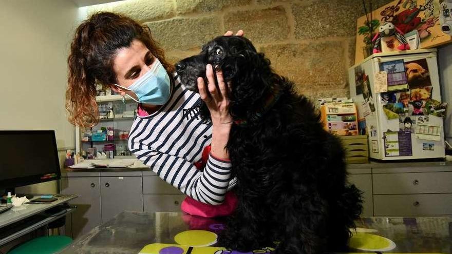 La veterinaria Flor Costoya durante una consulta. // Gustavo Santos