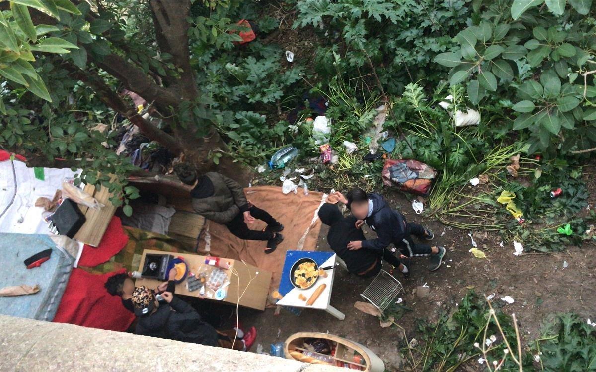 Menores migrantes viven acampados en la montaña de Montjuïc de Barcelona.