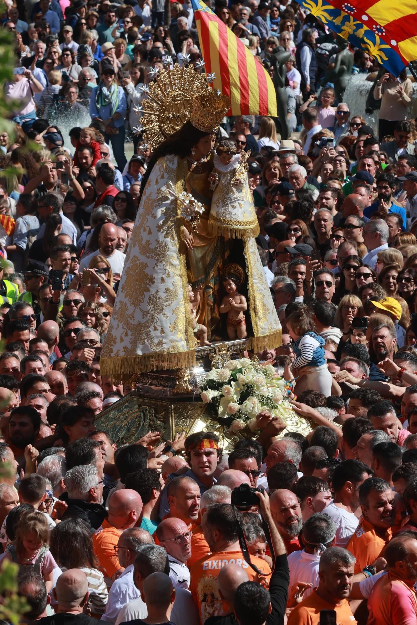 FOTOGALERÍA | Una multitud arropa a la Virgen de los Desamparados en su traslado a la Catedral
