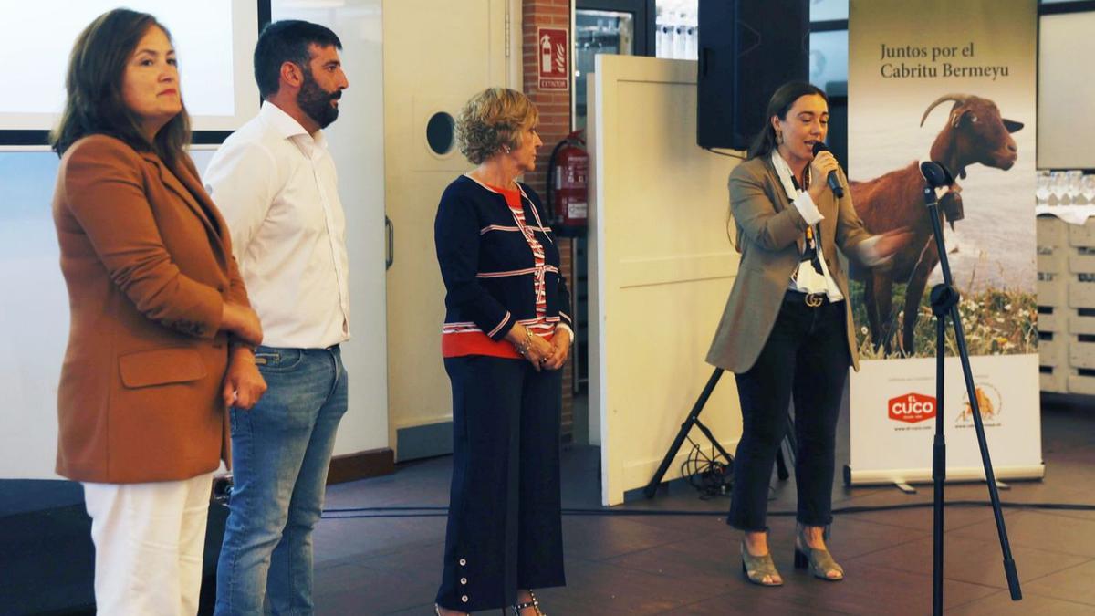 Por la izquierda, Begoña López, directora general de Desarrollo Rural e Industrias Agrarias del Principado; Jesús Álvarez, de la Asociación de Criadores de Cabra Bermeya; Mari Luz Suárez, de El Cuco; y Carmen Ordiz. | Miki López