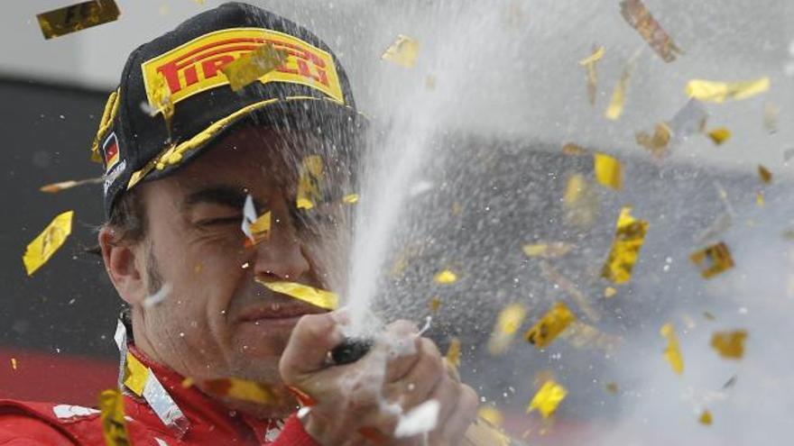 Fernando Alonso celebra su tercera victoria de la temporada.