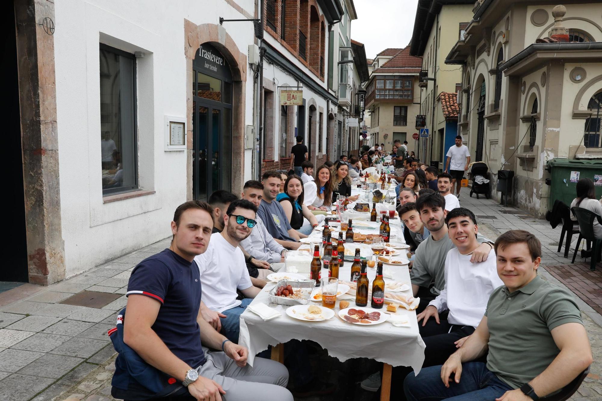 Grado abre boca para Santiago con la comida en la calle