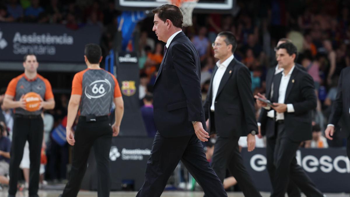 Xavi pascual, camino de los vestuarios en el descanso