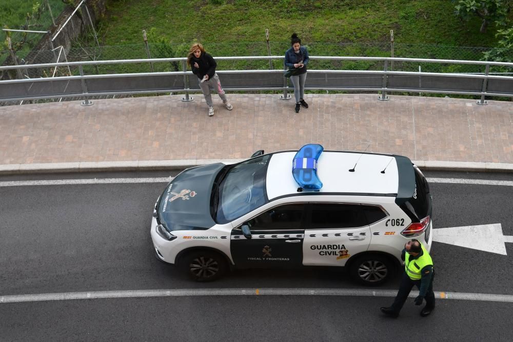 Control de la Guardia Civil en el acceso al poblado de O Vao de Arriba.