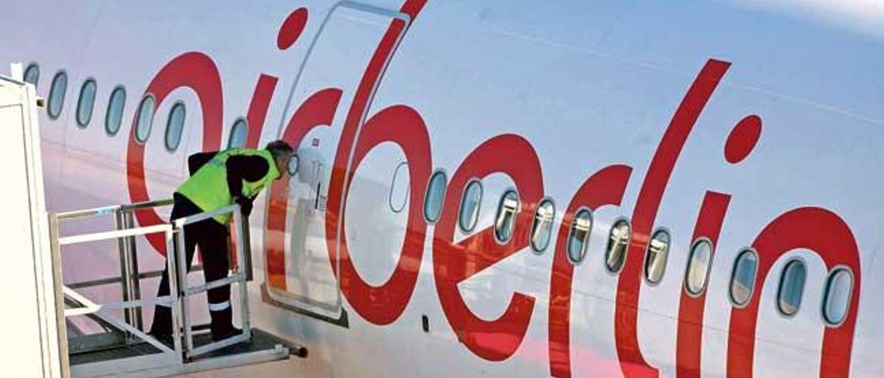 Son Sant Joan ha movido 650 millones de pasajeros en los últimos veinte años y 90 de ellos viajaron con Air Berlín. Ahora la  aerolínea líder en Palma  abandona sus rutas.