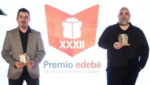 Daniel Hernández Chambers y Josan Hatero (derecha), con los Premios Edebé.