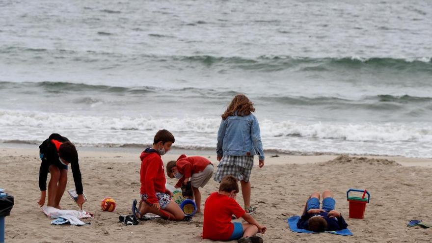 Niños juegan en una playa de Viveiro.