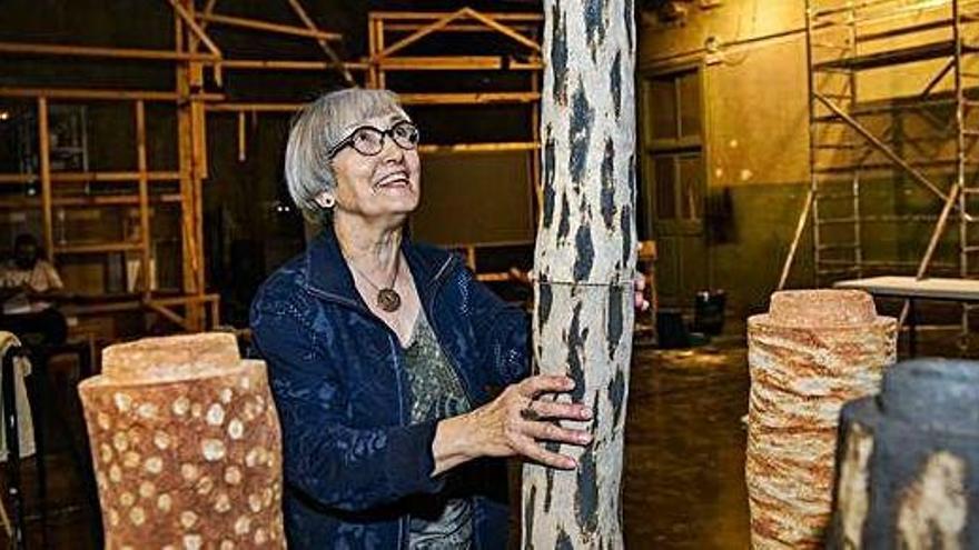 Maria Picanyol amb les soques d&#039;arbres de 2 metres, en l&#039;exposició al Museu de Manresa pels 10 anys del Cacis