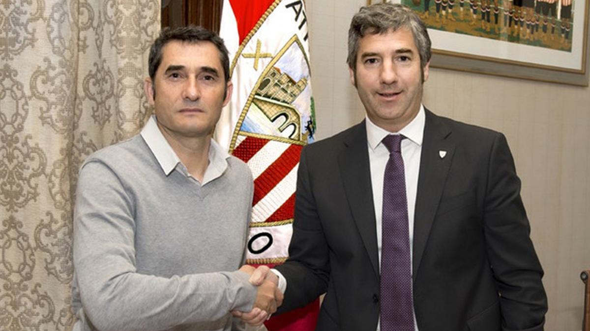 Ernesto Valverde (izquierda) y el presidente del Athletic, Josu Urrutia, tras la renovación del técnico.