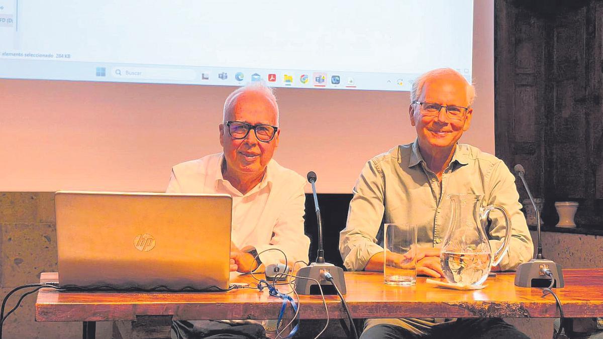 Javier Durán y y Santiago J. Henríquez, durante la ponencia