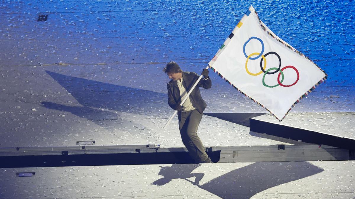 El actor estadounidense Tom Cruise toma la bandera olímpica como metáfora del testigo de París 2024 a Los Ángeles 2028.