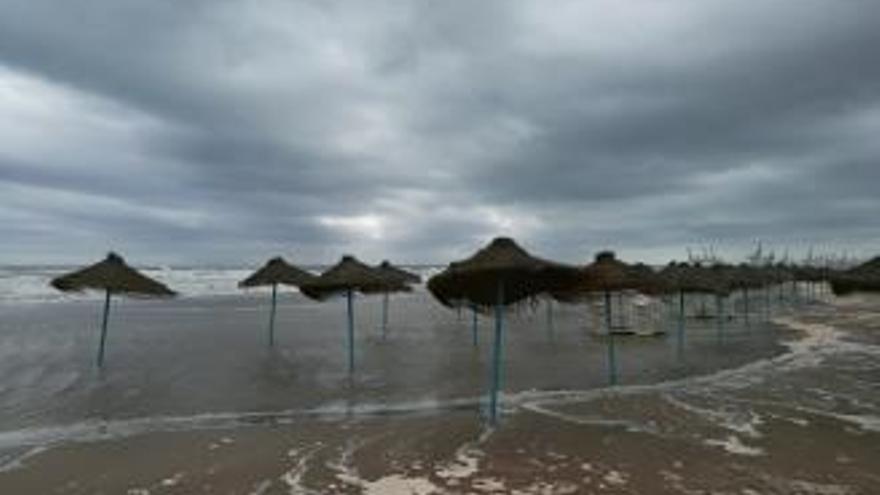Olas de 2,5 metros invaden la playa de la Malvarrosa