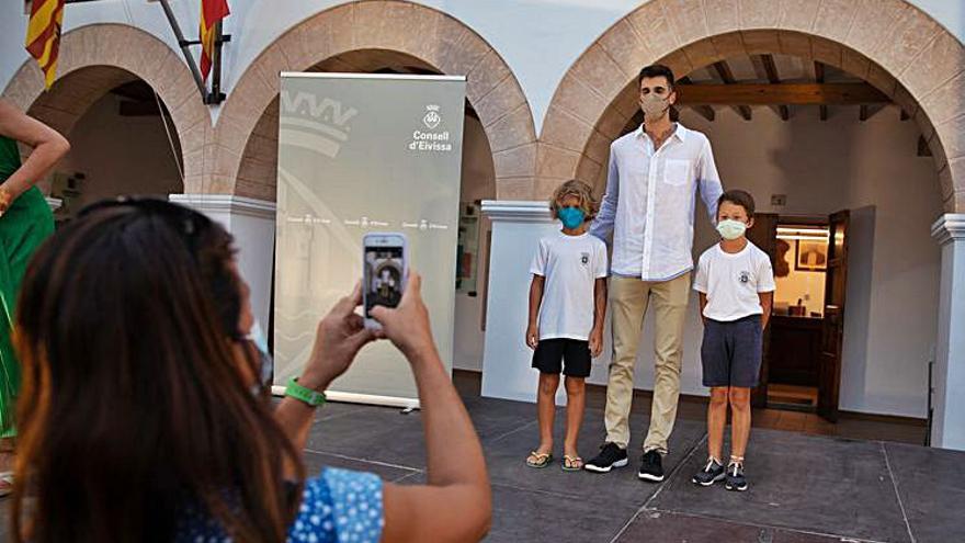 El marchador ibicenco se fotografía junto a dos pequeños admiradores