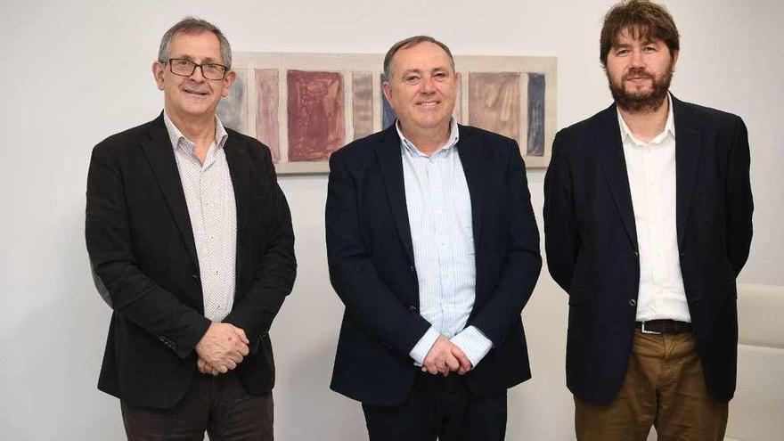 Evencio Ferrero, José Manuel López Varela y Carlos Calvelo, ayer, en la reunión que mantuvieron.