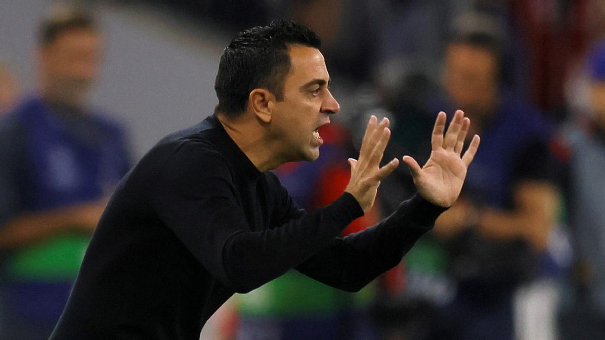 Xavi da instrucciones a sus jugadores durante el Bayern-Barça en Múnich.