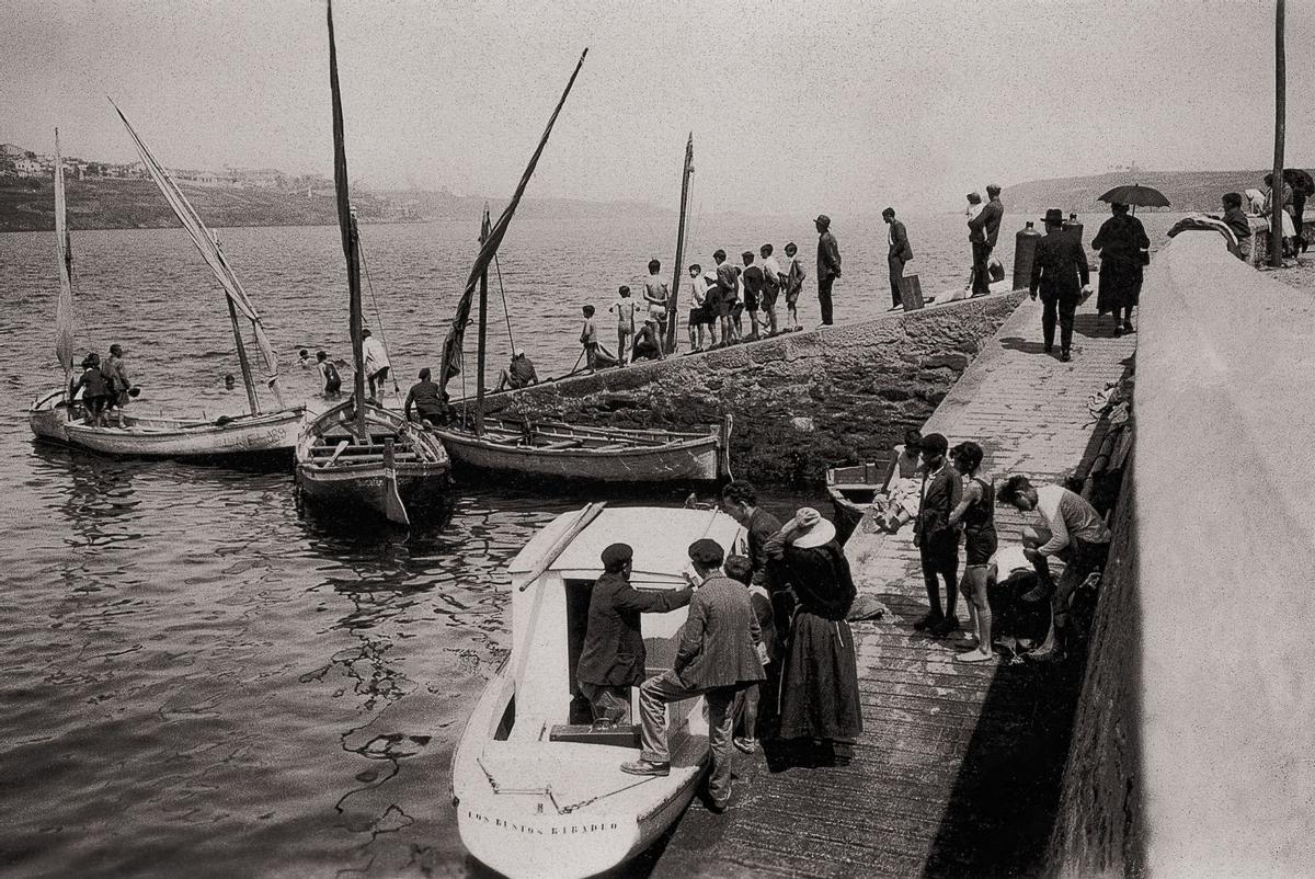 Imagen antigua del punto de embarque del puerto de Castropol.
