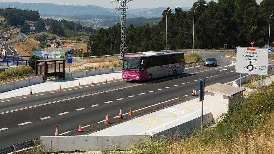 Un autobús circula al lado de las paradas inutilizadas de O Quinto Pino.