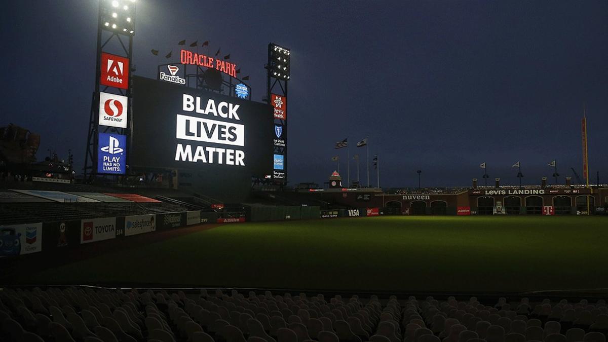 El lema 'Las vidas negras importan', en la pantalla digital de un estadio de San Francisco tras suspenderse un partido, este jueves 27 de agosto