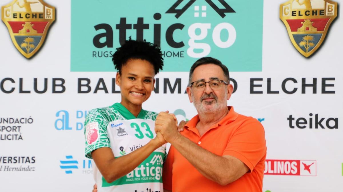Alexandra Nascimento, junto al presidente del Club Balonmano Elche, Juanjo Ávila