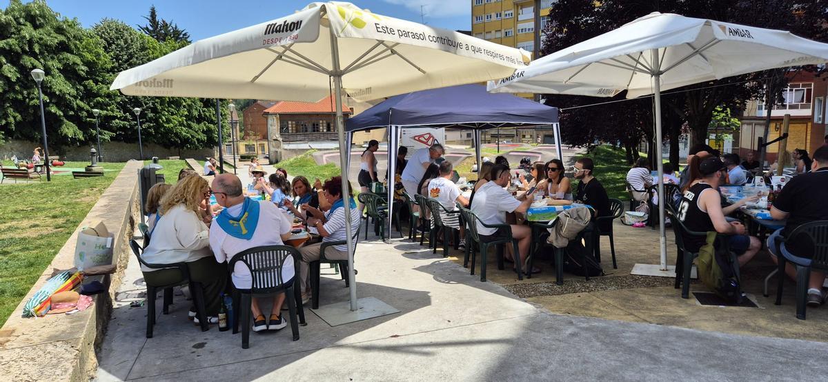 EN IMÁGENES: Villalegre se tira a la calle para cerrar las fiestas del barrio