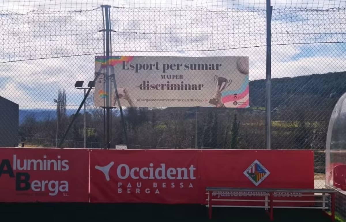 La pancarta de la campanya ja llueix al Municipal de Berga