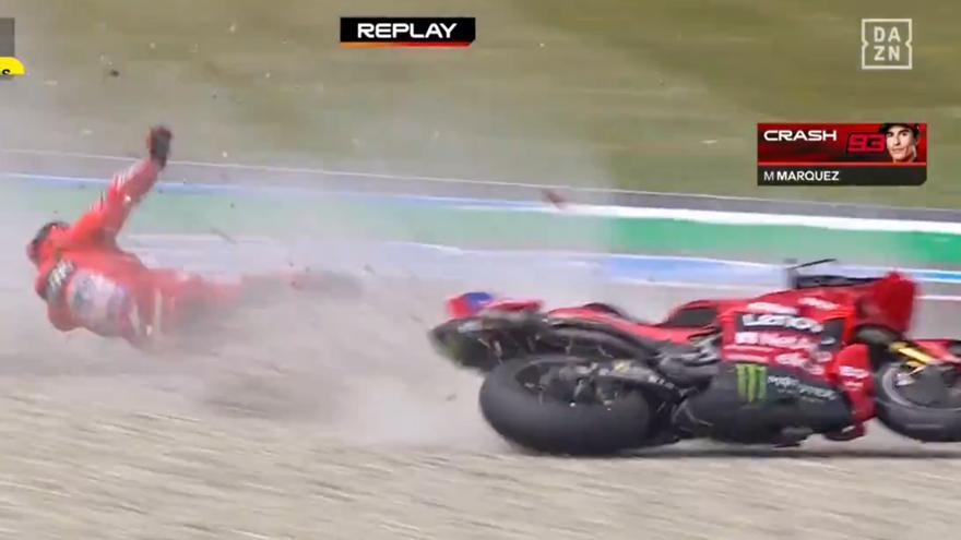 Marc Márquez sufre una dura caída, indicando molestias en la mano izquierda