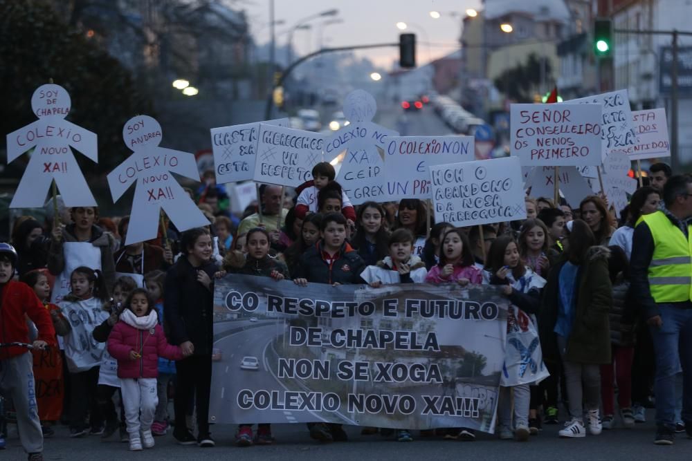 Dos mil vecinos secundan la marcha encabezada por niños y padres del CEIP Igrexa