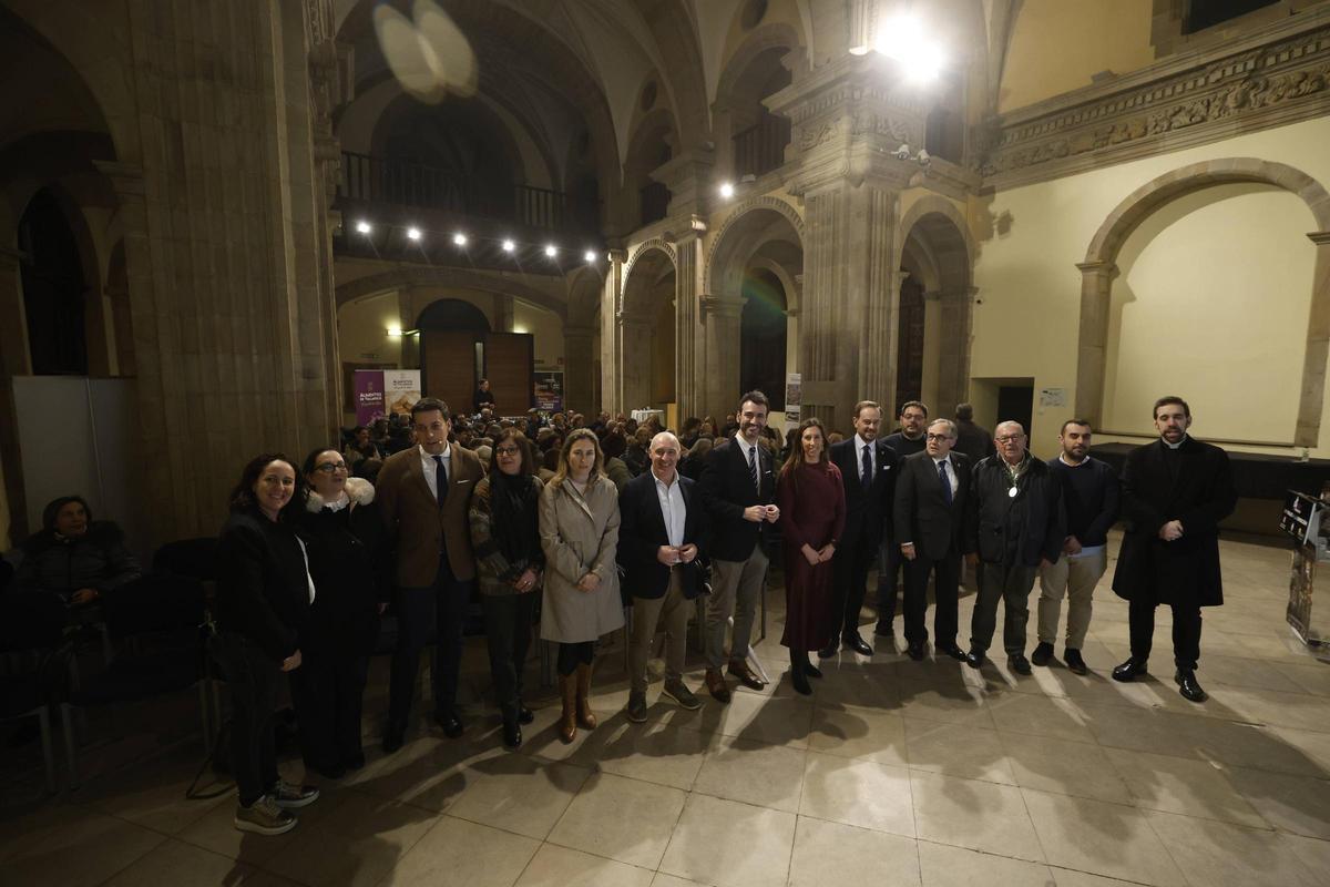 EN IMÁGENES: La localidad vallisoletana de Medina de Rioseco presenta su Semana Santa en Gijón