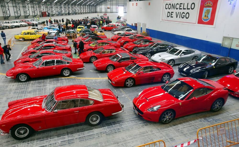 Más de veinte coches de la escudería de lujo se citan en el recinto ferial vigués durante el Salón de vehículos clásicos y de época