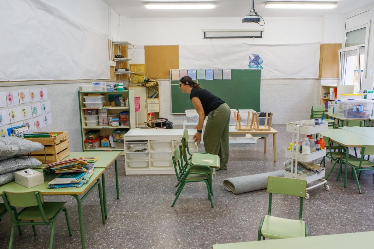 Una maestra prepra un aula de infantil en un instituto-escuela en Catalunya. Una maestra prepra un aula de infantil en un instituto-escuela en Catalunya.