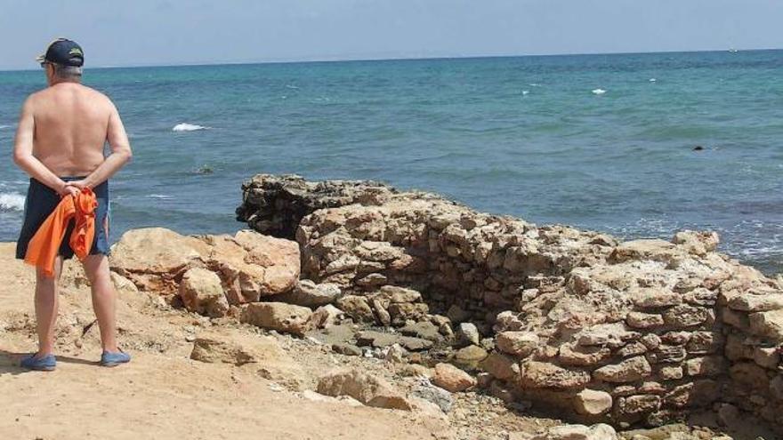 Arriba, el estado que presentaba el histórico muelle ayer; sobre estas líneas, una imagen de enero.