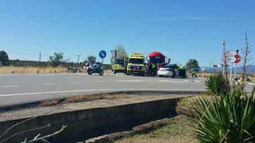 La Guardia Civil interviene tras la colisión entre la furgoneta y el autobús.