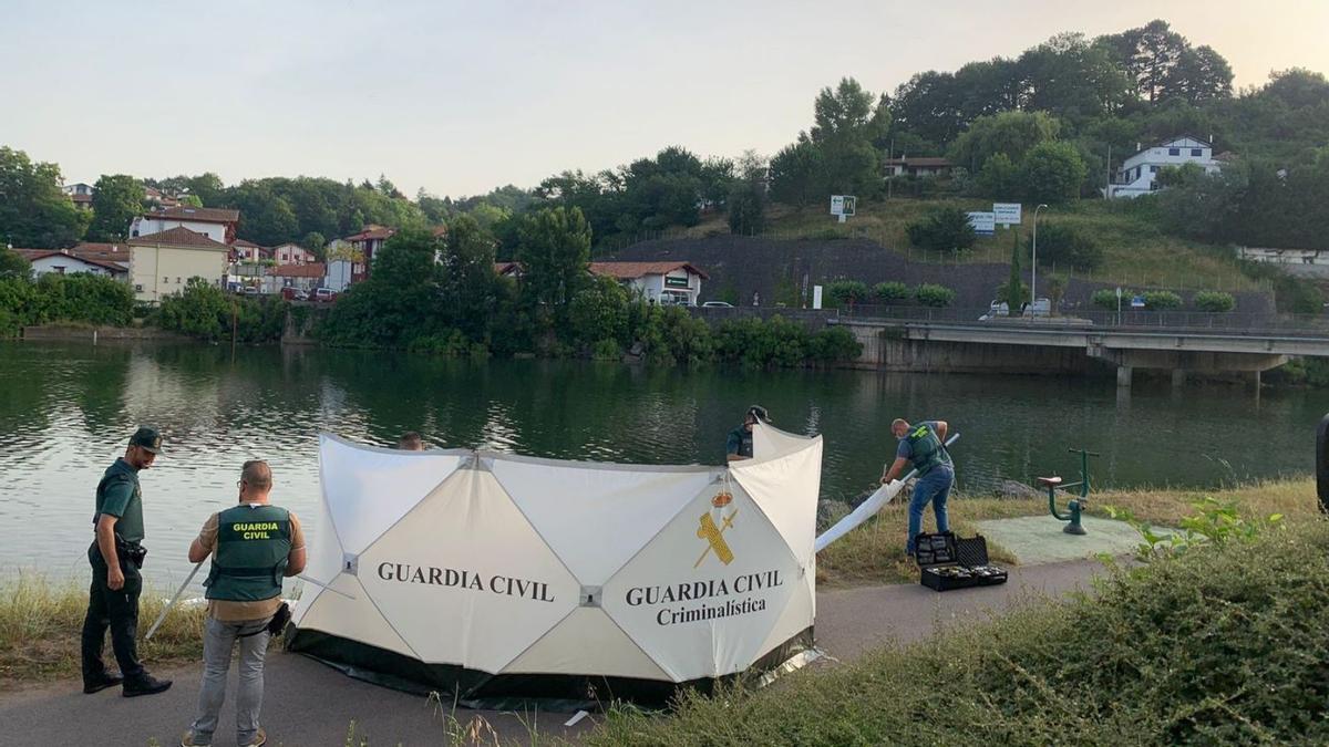 Efectivos de la Guardia Civil junto al río Bidasoa, donde apareció el cuerpo sin vida de Abderraman Bas . | | EUROPA PRESS