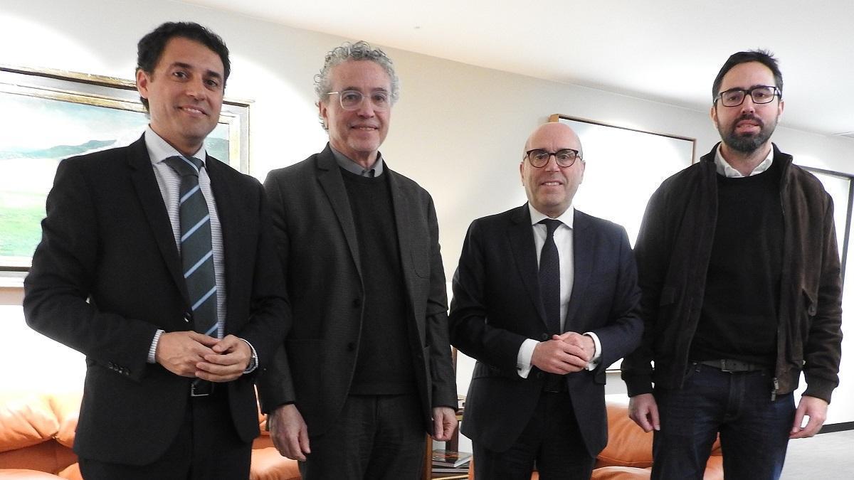 El director de la Fundación Cajasur, Leopoldo Izquierdo, el presidente de Prode, Blas García, el CEO de Cajasur y presidente de sus Fundaciones, Joseba Barrena, y el director general de Prode, Jesús García momentos después de la firma del convenio.