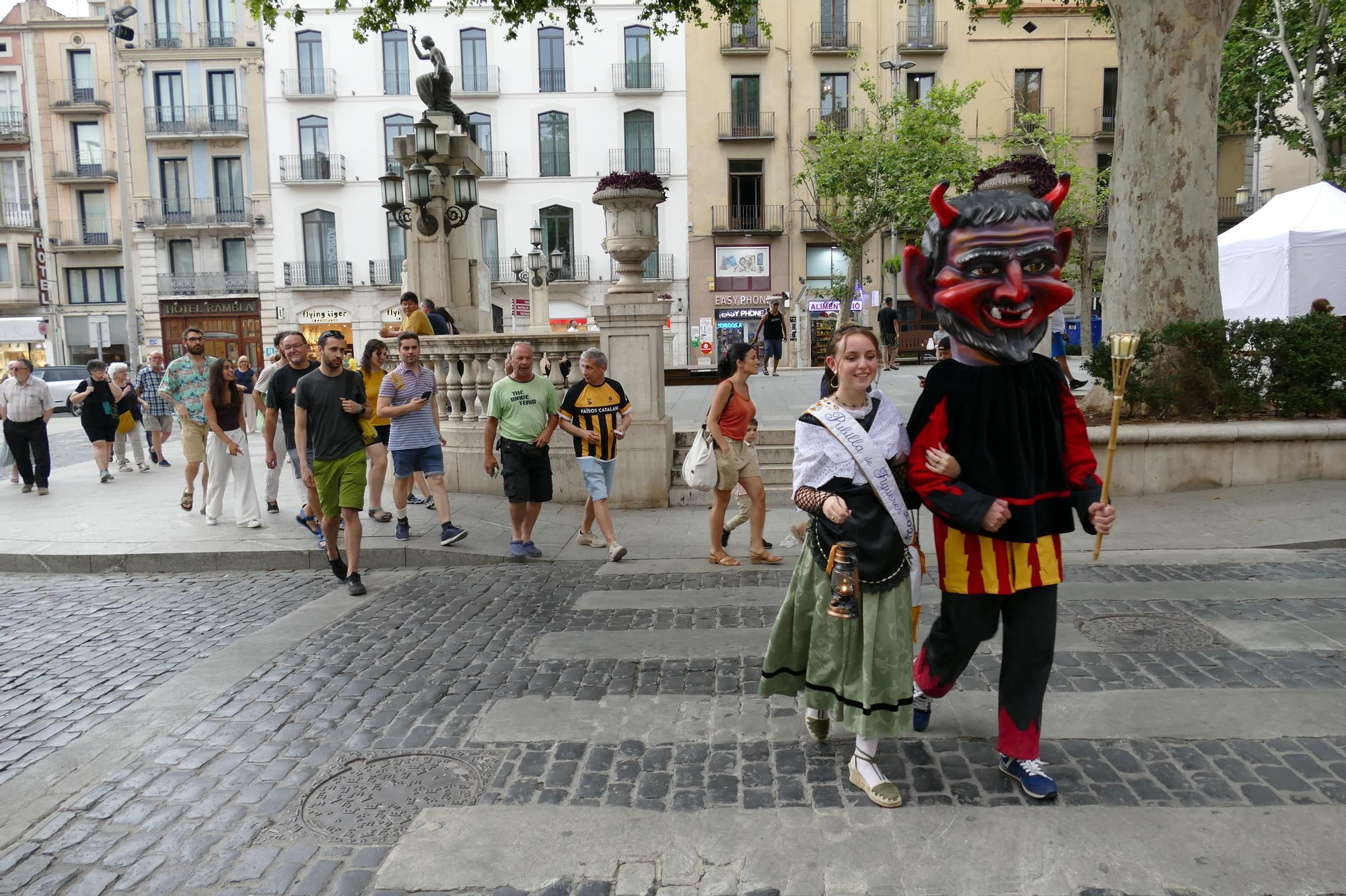 Figueres rep la Flama del Canigó i reparteix la llum de la catalanitat per tota la comarca