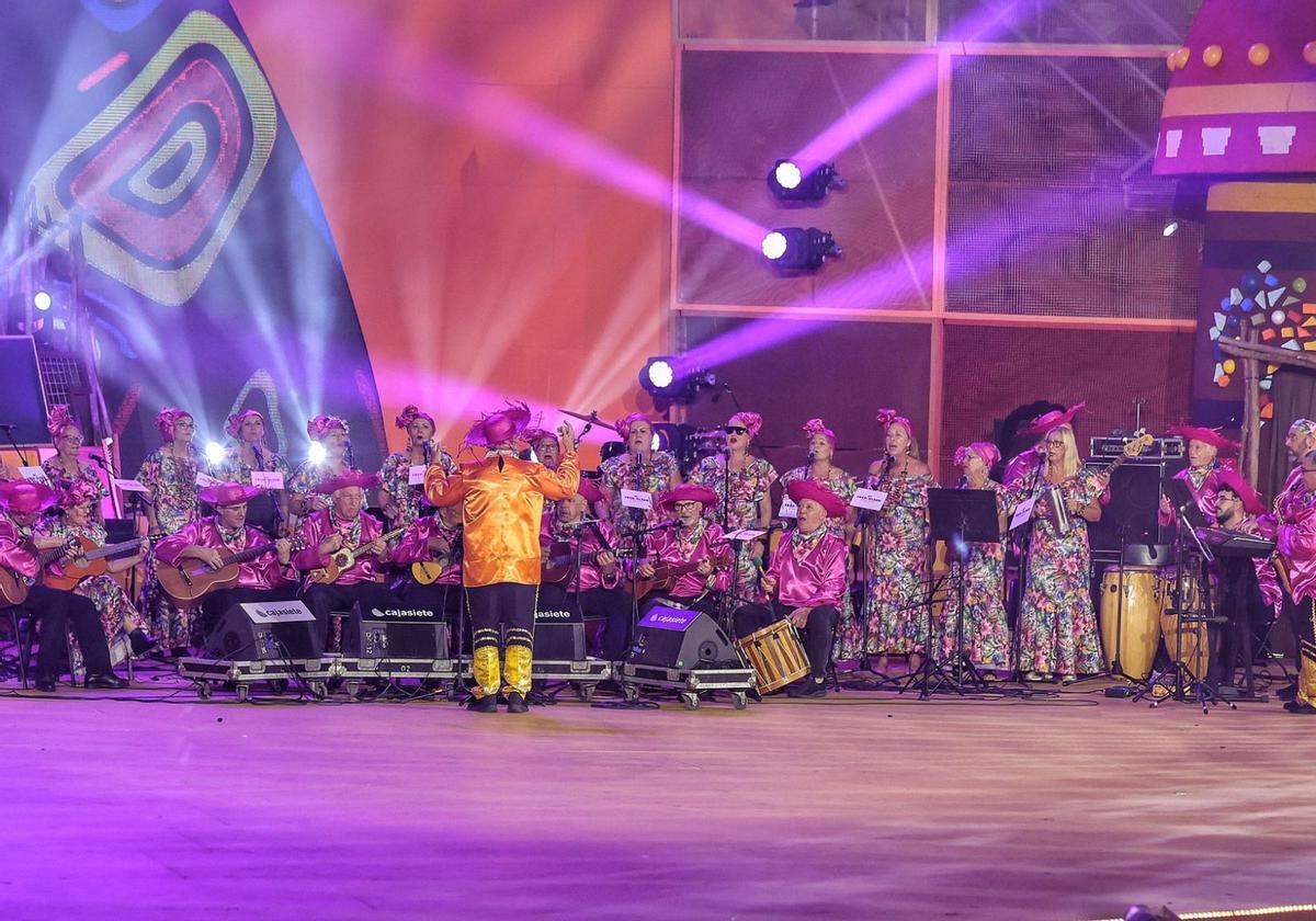Los reyes de la gala de los mayores que tomó el recinto | MARÍA PISACA