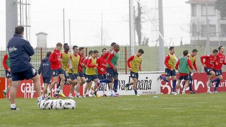 Los jugadores del Sporting, observados por Sandoval en el entrenamiento de ayer.